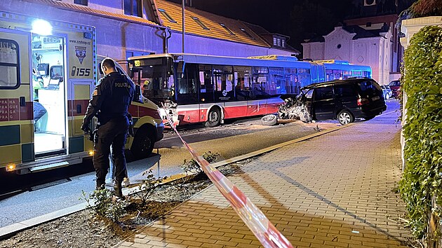 V Kunratic�ch se srazilo auto a autobus. (7. kv�tna 2023)