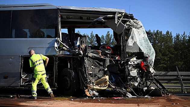 Při nehodě polského autobusu na východě Německa se zranilo 52 lidí, z toho deset vážně. Autobus se na dálnici A12 mezi obcemi Storkow a Friedersdorf srazil s nákladním vozem. (9. května 2023)