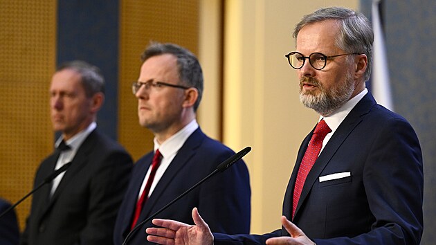 Premiér Petr Fiala (vpravo), ředitel Innogy Tomáš Varcop (vlevo) a prezident ČSÚ Marek Rojíček vystoupili na tiskové konferenci k cenám energií. (4. května 2023)