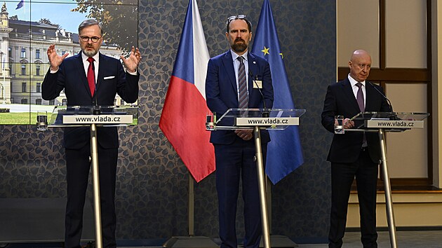 Premiér Petr Fiala (vlevo), ředitel ERÚ Stanislav Trávníček (uprostřed) a generální ředitel ČEZ Daniel Beneš vystoupili na tiskové konferenci k cenám energií. (4. května 2023)