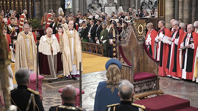 Krl Karel III. pichz na korunovan obad do Westminsterskho opatstv v...