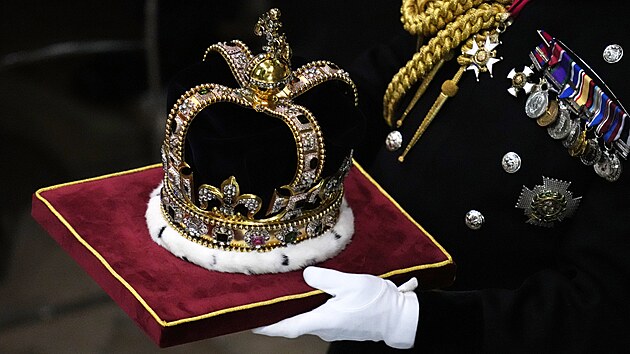 Koruna svatho Eduarda je nesena bhem korunovanho obadu britskho krle...