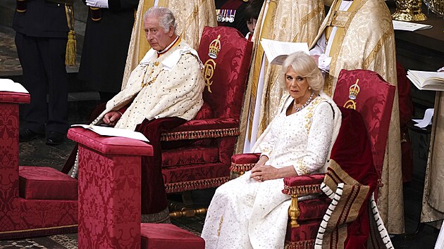 Britsk krl Karel III. a krlovna Camilla bhem korunovanho obadu ve...
