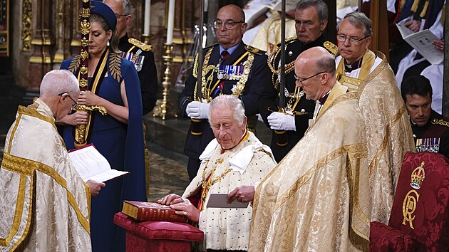 Britsk krl Karel III. bhem korunovanho obadu ve Westminsterskm opatstv...