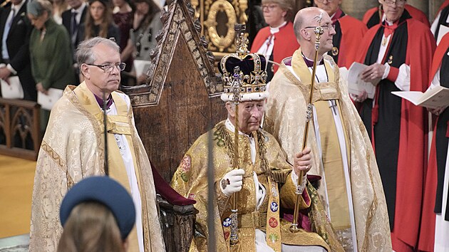 Krl Karel III. sed pi korunovaci s korunou svatho Eduarda, arcibiskupem z...