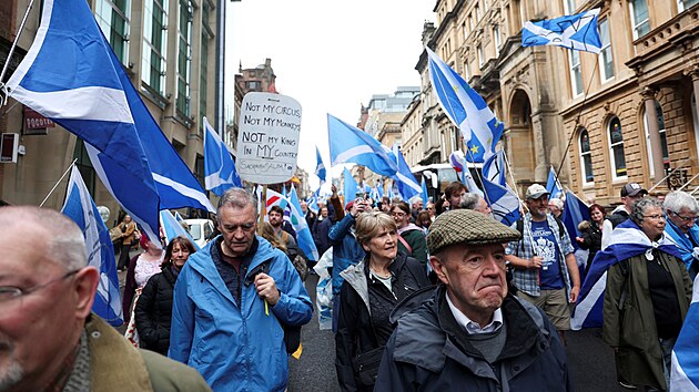 Lid se astn pochodu za nezvislost Skotska, kter se kon ve stejnou dobu...