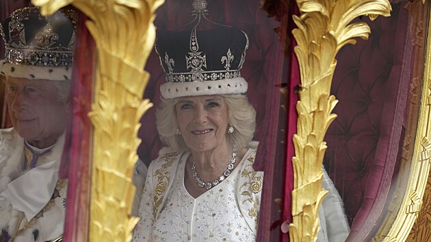 Britsk krl Karel III. a krlovna Camilla bhem prvodu na cest do...