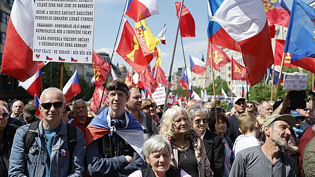 Demonstranti na Vclavskm nmst na demonstraci s nzvem esko na prvnm mst. (6. kvtna 2023)