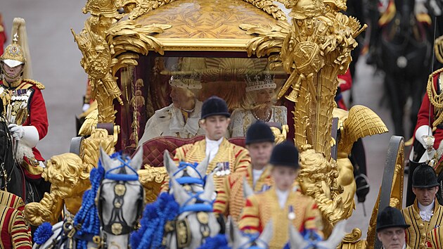 Britsk krl Karel III. a krlovna Camilla cestuj ve zlatm sttnm koe z...