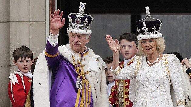 Britsk krl Karel III. a krlovna Camilla mvaj davm z balkonu Buckinghamskho palce po korunovanm obadu v Londn. (6. kvtna 2023)