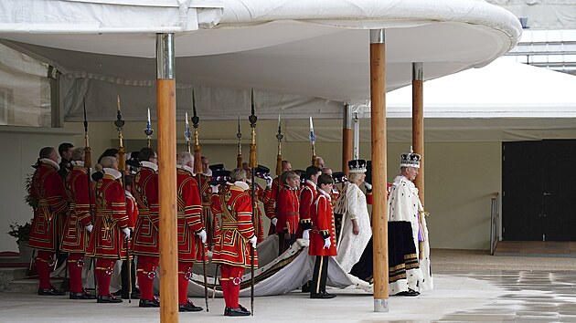 Britsk krl Karel III. (vpravo) a krlovna Camilla pichzej do zahrad Buckinghamskho palce, kde po korunovaci pijmaj krlovsk pozdravy od pslunk armdy. (6. kvtna 2023)