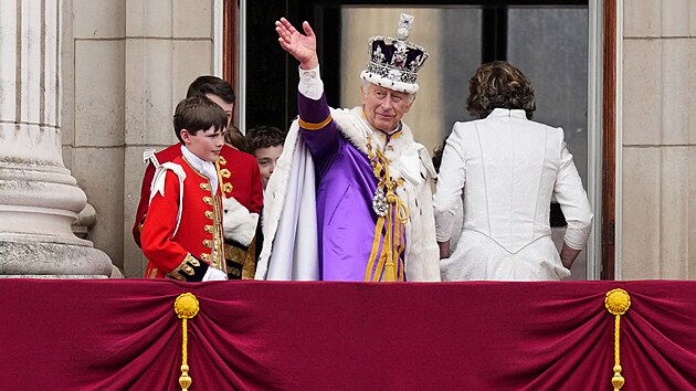 Britský král Karel III. mává davům z balkonu Buckinghamského paláce po své korunovaci. (6. května 2023)