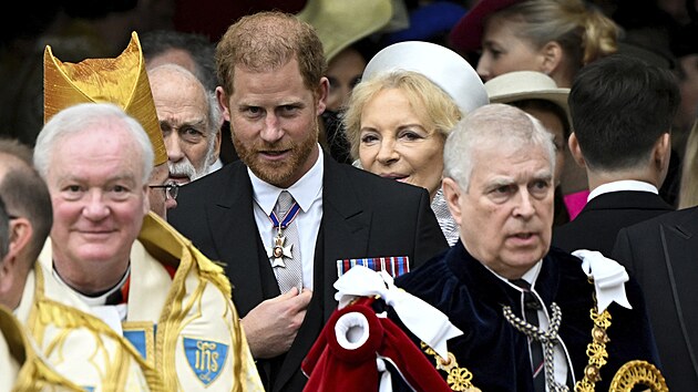 Britsk princ Harry, vvoda ze Sussexu, a princ Andrew opoutj Westminstersk opatstv po slavnostn korunovaci britskho krle Karla III. v Londn. (6. kvtna 2023)