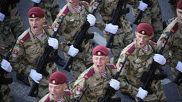 Ruští vojáci pochodují na Rudém náměstí v Moskvě v rámci vojenské přehlídky ke Dni vítězství. (9. května 2023)