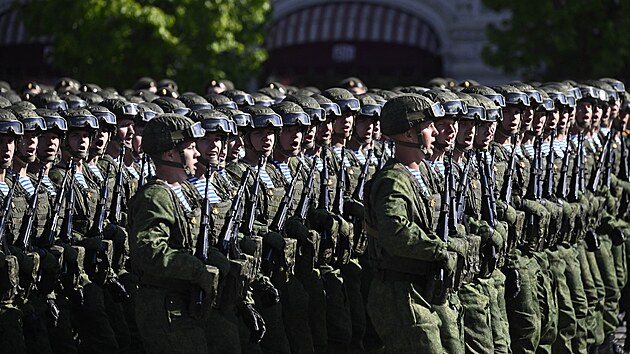 Slavnostní přehlídka vojáků na Rudém náměstí v Moskvě (9. května 2023)