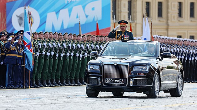 Ruský ministr obrany Sergej Šojgu jede v kabrioletu Aurus během vojenské přehlídky v Moskvě. (9. května 2023)