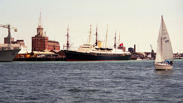 HMY Britannia vyfotografovan v pstavu Portsmouth u pleitosti padestiletho vro vylodn v Normandii