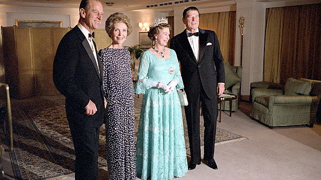 Setkn britskho krlovskho pru s manely Reaganovmi na palub HMY Britannia, zleva princ Philip, Nancy Reaganov, krlovna Albta II. a prezident USA Ronald Reagan. (4. bezen 1983)