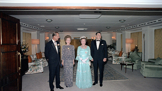 Setkn britskho krlovskho pru s manely Reaganovmi na palub HMY Britannia, zleva princ Philip, Nancy Reaganov, krlovna Albta II. a prezident USA Ronald Reagan. (4. bezen 1983)