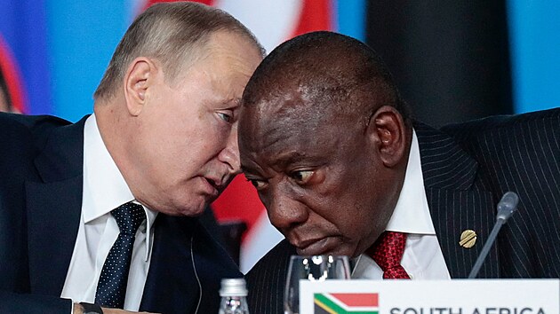 Jihoafrick prezident Cyril Ramaphosa a rusk prezident Vladimir Putin se astn prvnho plenrnho zasedn v rmci summitu Rusko-Afrika 2019 v parku vdy a umn Sirius v ruskm Soi. (24. jna 2019)