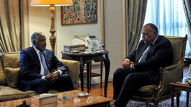 Egyptsk ministr zahrani Smeh ukr (vpravo) hovo s Dafallhem Al-Haj Alm, vyslancem velitele sdnsk armdy Abdela Fattaha al-Burhna, bhem setkn v hlavnm mst Khie. (2. kvtna 2023)