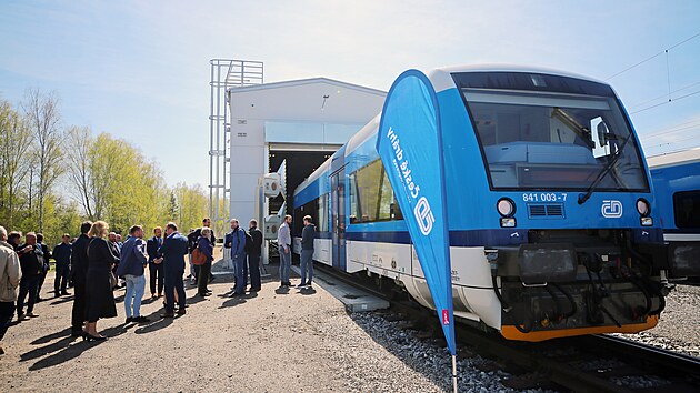 Pi prjezdnm myt, kdy portl stoj a souprava jm pomalu projd, zvldne umt libovoln dlouh vlak.