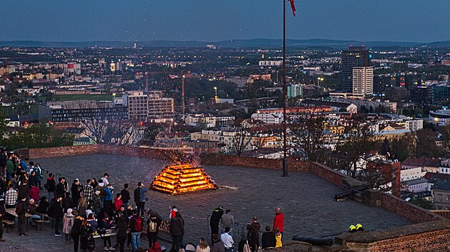 Lid ale vatru na pilberku sledovali z bezpen vzdlenosti. (30. dubna 2023)