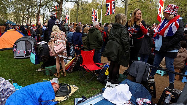 Mnoho lid ek na korunovan ceremonil ped Buckinghamskm palcem u od...