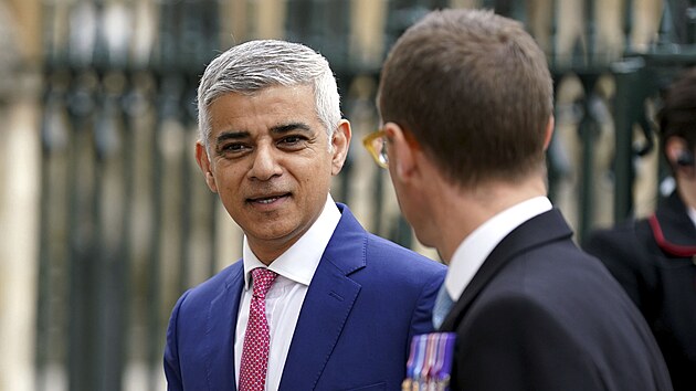 Britsk starosta Londna Sadiq Khan pichz do Westminsterskho opatstv ped...