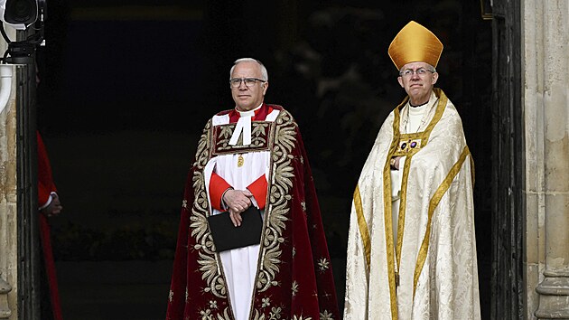 Westminstersk� d�kan David Hoyle a canterbursk� arcibiskup Justin Welby �ekaj� na p��jezd britsk�ho kr�le Karla III. a kr�lovny Camilly do Westminstersk�ho opatstv� na korunova�n� ob�ad v Lond�n�. (6. kv�tna 2023)