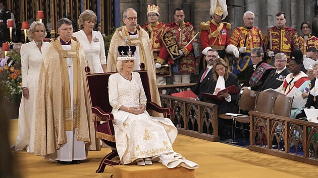 Krlovna Camilla je korunovna korunou krlovny Marie bhem korunovanho...