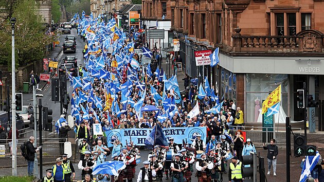 Lid se astn pochodu za nezvislost Skotska, kter se kon ve stejnou dobu...