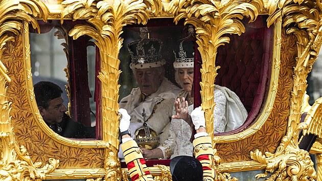 Britsk krl Karel III. a krlovna Camilla odchzej z Westminsterskho...