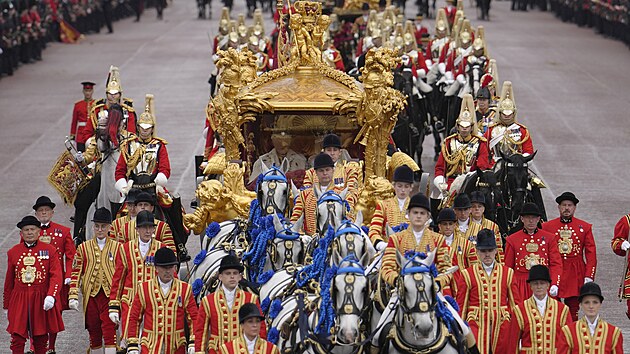 Britsk krl Karel III. a krlovna Camilla se vracej do Buckinghamskho palce...