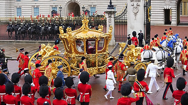 Britsk krl Karel III. a krlovna Camilla jedouc ve zlatm sttnm koe...
