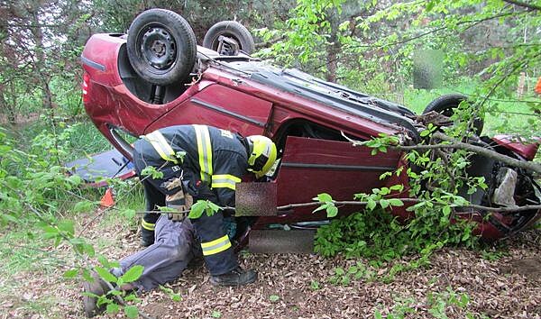 Pi dopravn nehod u Uherskho Hradit skonil idi s vozidlem v lese....