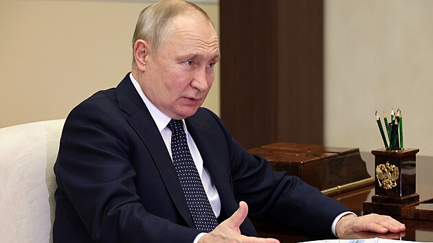 Rusk prezident Vladimir Putin pi setkn s guberntorem Nigorodsk oblasti Glebem Nikitinem pot, co se jej dajn pokusili zavradit Ukrajinci drony. (3 kvtna 2023)