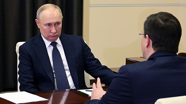 Ruský prezident Vladimir Putin při setkání s gubernátorem Nižgorodské oblasti Glebem Nikitinem poté, co se jej údajně pokusili zavraždit Ukrajinci drony. (3 května 2023)