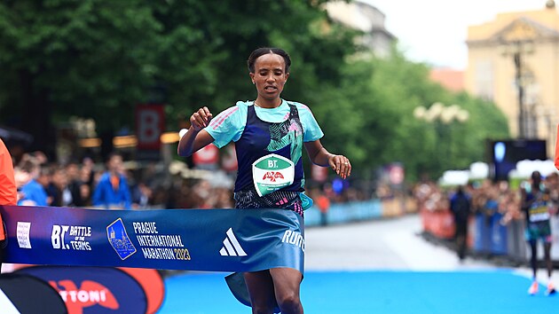 Etiopanka Workenesh Edesaov dobh do cle Praskho maratonu.