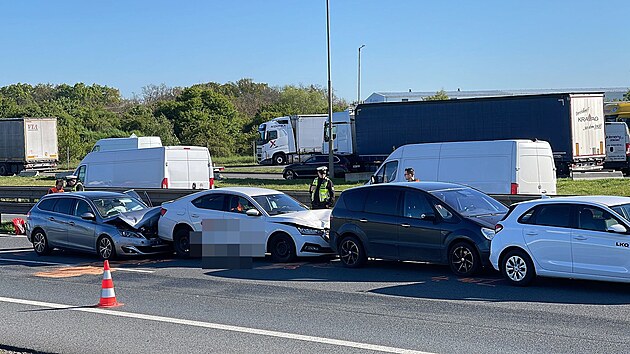 Na 3. kilometru d�lnice D8 u Kl��an se r�no srazilo 6 aut, dva lidi se lehce zranili. (9. kv�tna 2023)