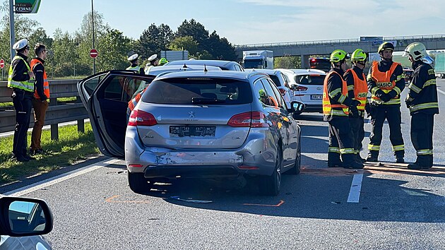 Na 3. kilometru d�lnice D8 u Kl��an se r�no srazilo 6 aut, dva lidi se lehce zranili. (9. kv�tna 2023)