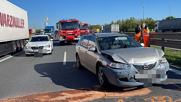 Na 3. kilometru d�lnice D8 u Kl��an se r�no srazilo 6 aut, dva lidi se lehce zranili. (9. kv�tna 2023)