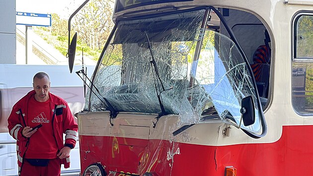 Dopravn nehoda tramvaje a autobusu MHD na zastvce Zahradn msto omezila hromadnou dopravu smrem na Hostiva. (4. kvtna 2023)