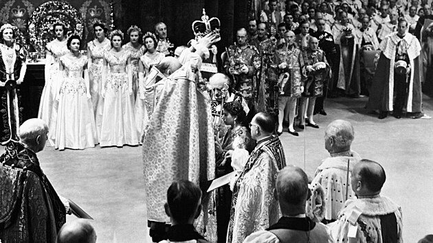 Krlovna Albta II. bhem sv korunovace ve Westminsterskm opatstv v Londn (2. ervna 1953)