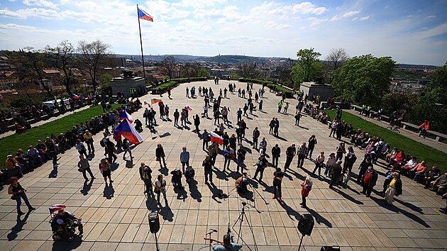 Odhadem necel dv stovky lid dorazily po 15. hodin v prvomjovm prvodu z centra Prahy k pamtnku na Vtkov, kde chtj demonstrovat za mr. (1. kvtna 2023)