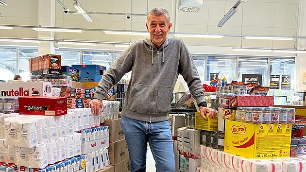 Do tradi�n� Sb�rky potravin p�isp�l tak� p�edseda hnut� ANO Andrej Babi�. (22. dubna 2023)