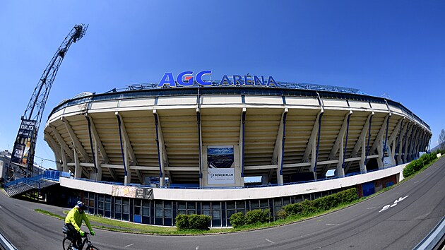 Fotbalov� St�nadla maj� sv�j ofici�ln� n�zev AGC Ar�na podle skl�rny, kter� je vlastn�kem klubu. Sv�j v�t�inov� pod�l v�ak nab�z� k prodeji.