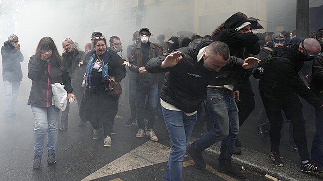 Policie rozhnla francouzsk demonstranty slznm plynem. (1.  kvtna 2023)