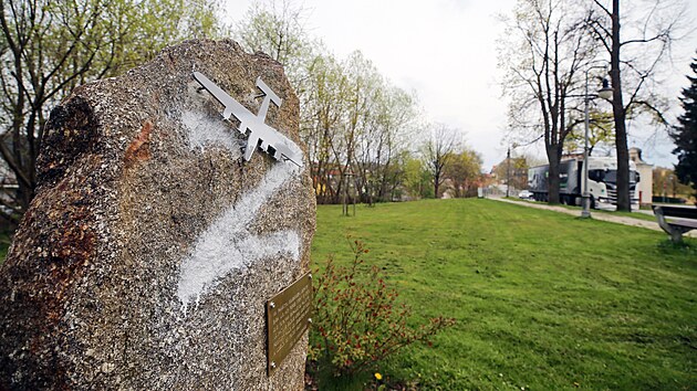Neznm vandal poniil pomnk pipomnajc zcen americkho bombardru za druh svtov vlky u Poln. Sprejem na nj napsal psmeno Z, kterm byla oznaovna i technika ruskch vojsk pi invazi na Ukrajinu.