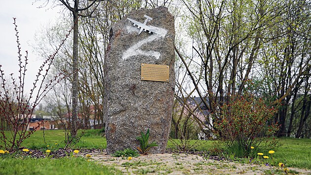 Neznm vandal poniil pomnk pipomnajc zcen americkho bombardru za druh svtov vlky u Poln. Sprejem na nj napsal psmeno Z, kterm byla oznaovna i technika ruskch vojsk pi invazi na Ukrajinu.
